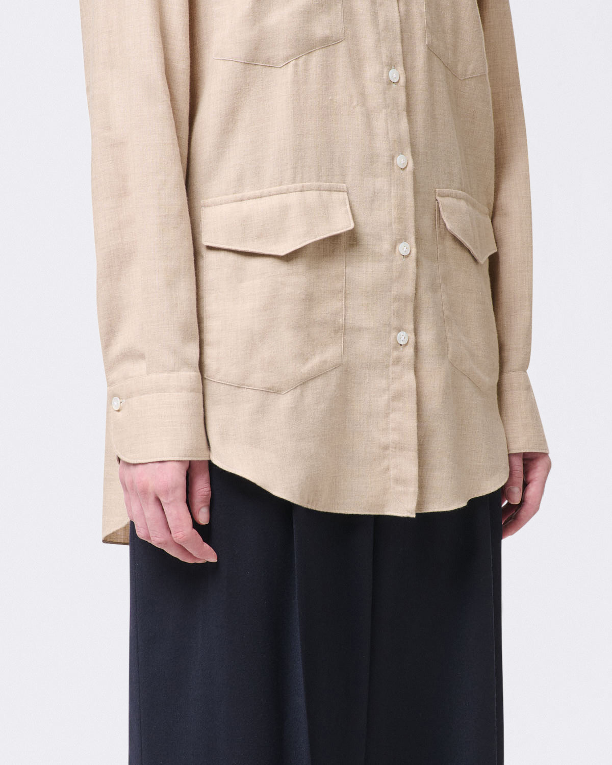 Women's shirt in Alumo cotton and cashmere fabric with front pockets